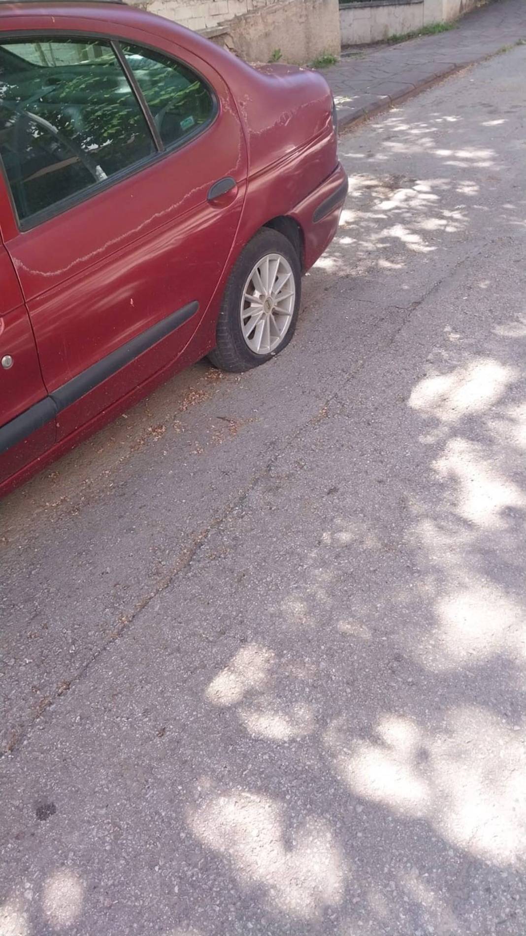 Onlarca aracın lastiğini fütursuzca kesip yoluna devam etti! O ilçede lastikçiler fazla mesai yaptı 5